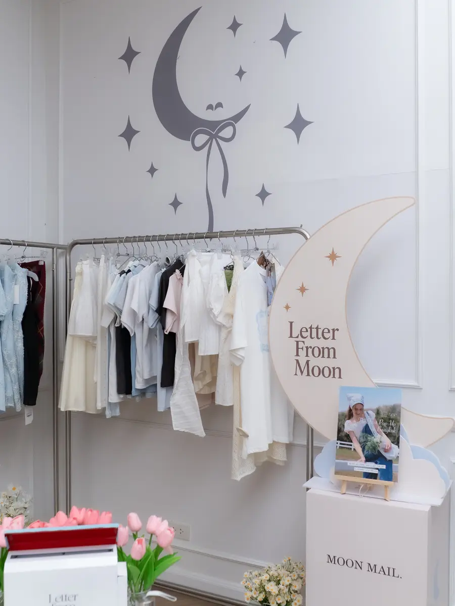 초승달 모양 조형물과 Letter From Moon 레터링이 붙은 행어, 그 앞에 놓인 MOON MAIL 편지함